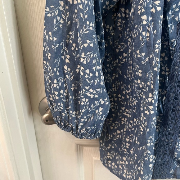 Lauren Conrad floral print peasant type blouse. Blue and white …size Large. - Picture 4 of 6